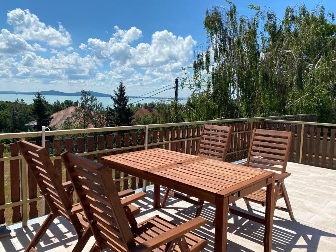 Bacchus Apartman - Borbarlang, Badacsony Бадачонтомай Екстериор снимка
