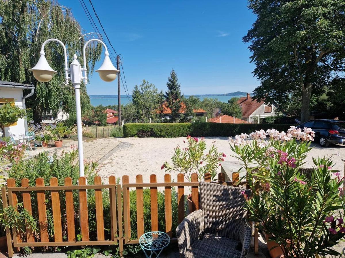 Bacchus Apartman - Borbarlang, Badacsony Бадачонтомай Екстериор снимка