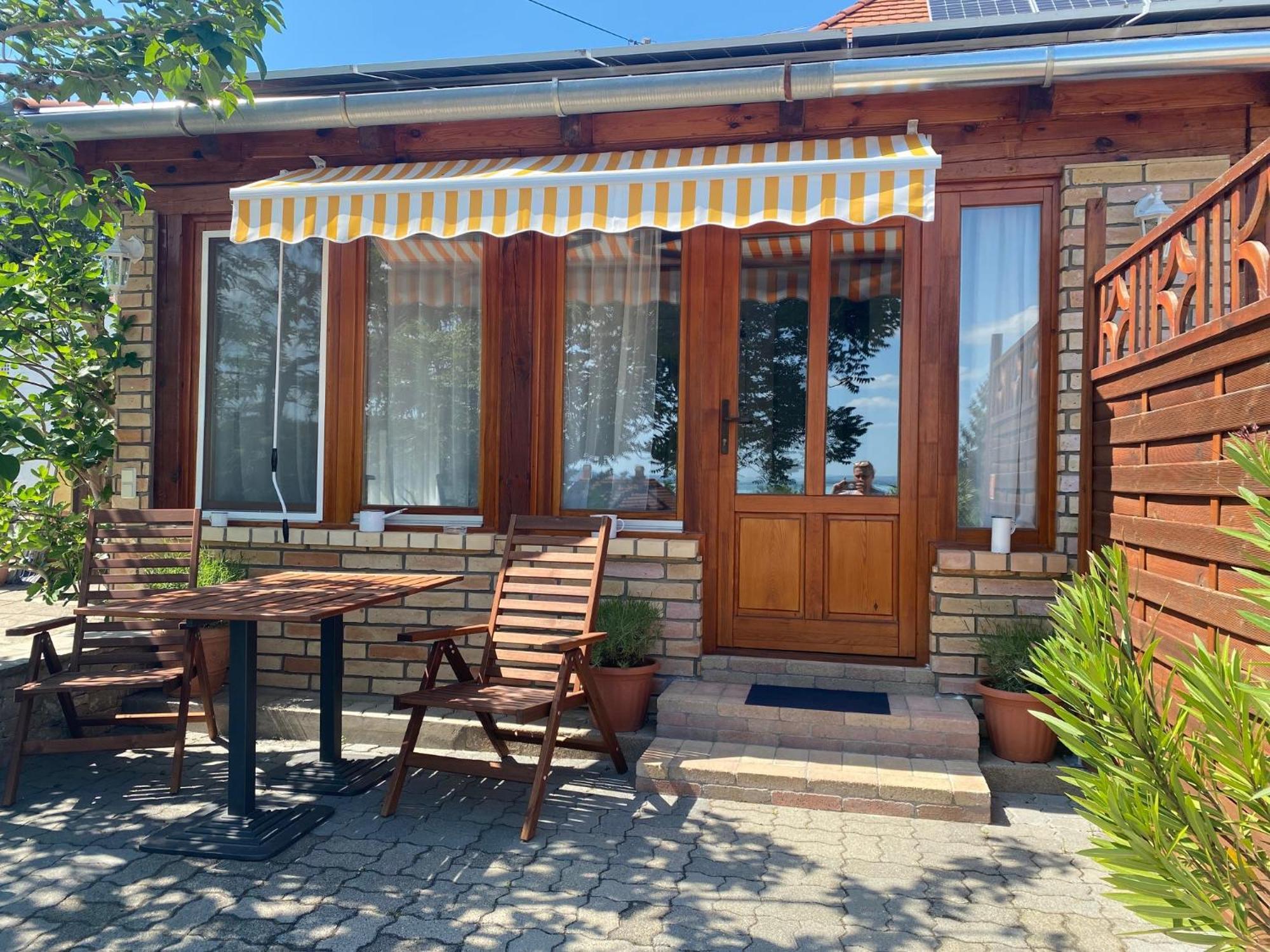 Bacchus Apartman - Borbarlang, Badacsony Бадачонтомай Екстериор снимка
