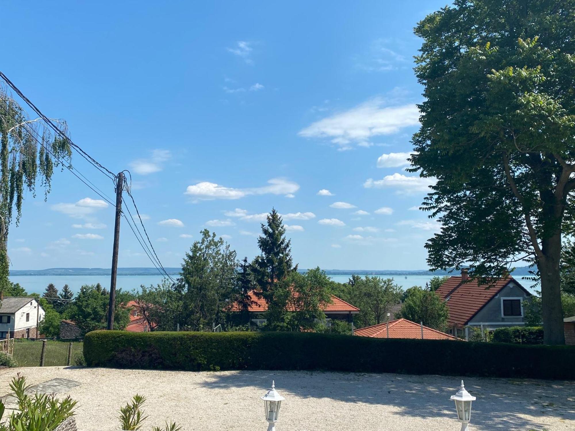 Bacchus Apartman - Borbarlang, Badacsony Бадачонтомай Екстериор снимка