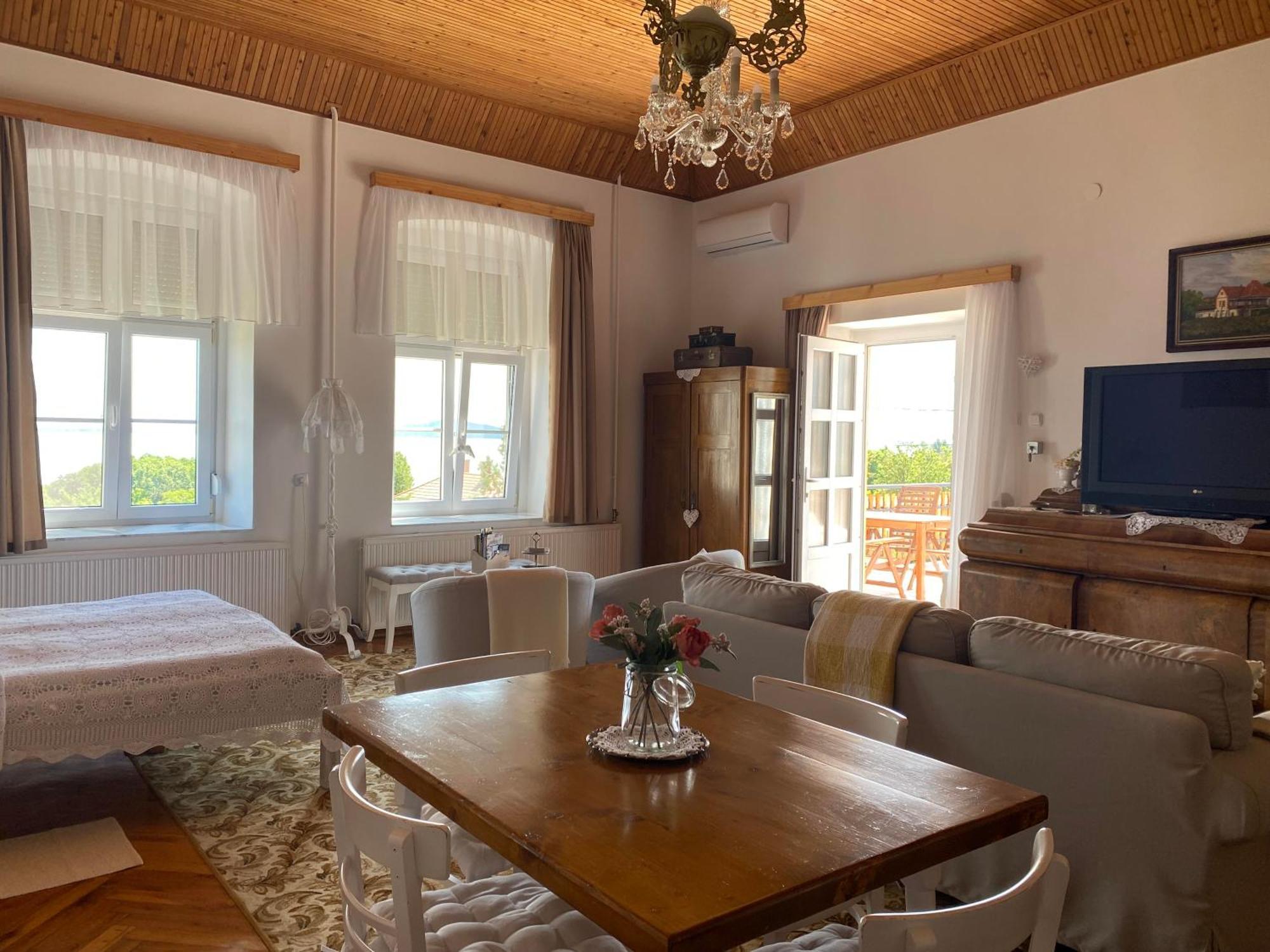 Bacchus Apartman - Borbarlang, Badacsony Бадачонтомай Екстериор снимка