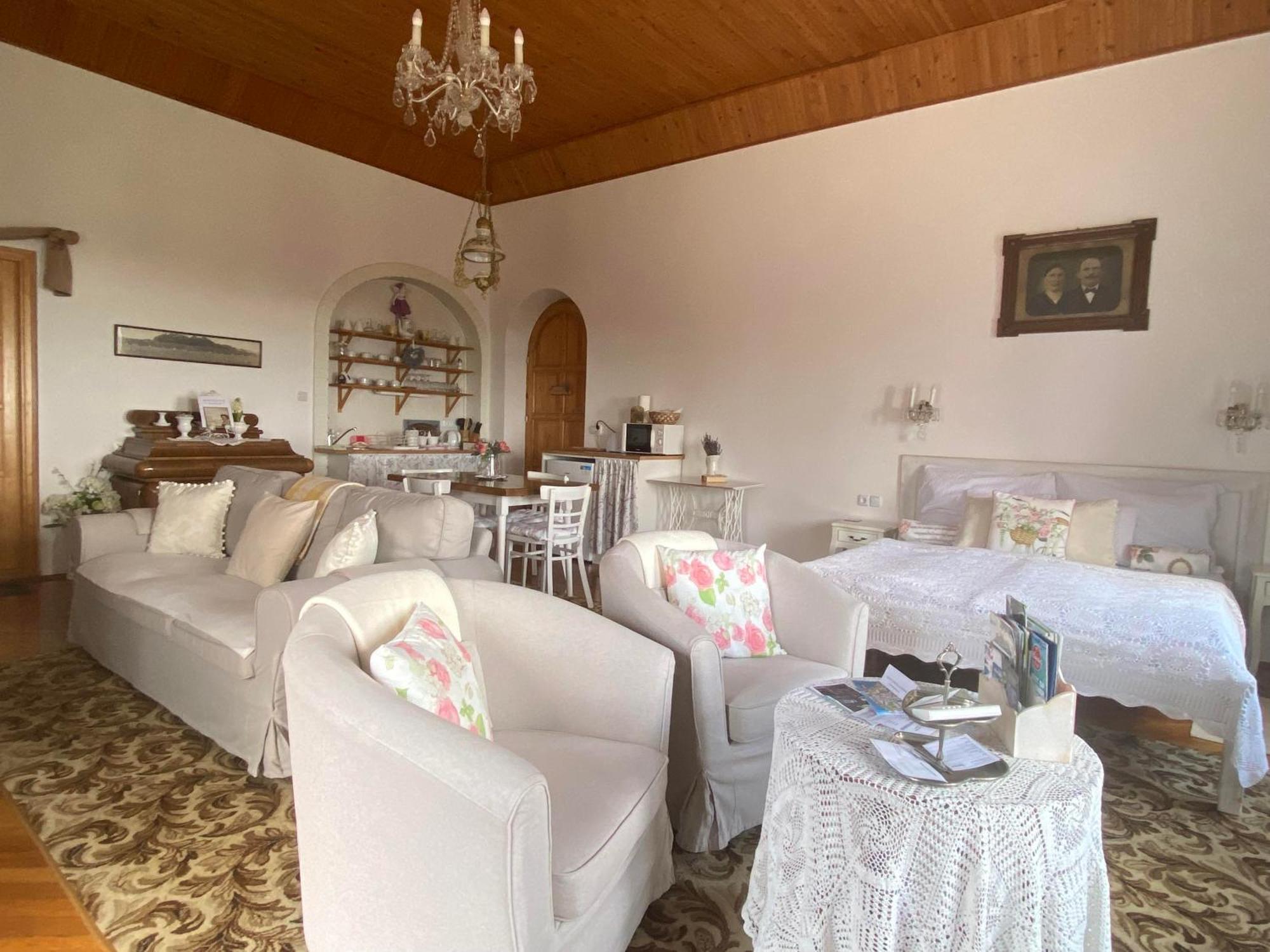 Bacchus Apartman - Borbarlang, Badacsony Бадачонтомай Екстериор снимка
