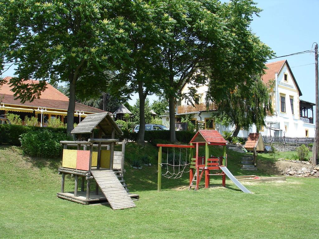 Bacchus Apartman - Borbarlang, Badacsony Бадачонтомай Екстериор снимка