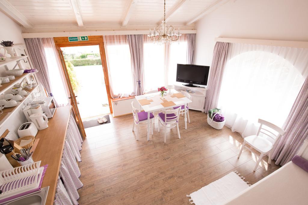 Bacchus Apartman - Borbarlang, Badacsony Бадачонтомай Екстериор снимка